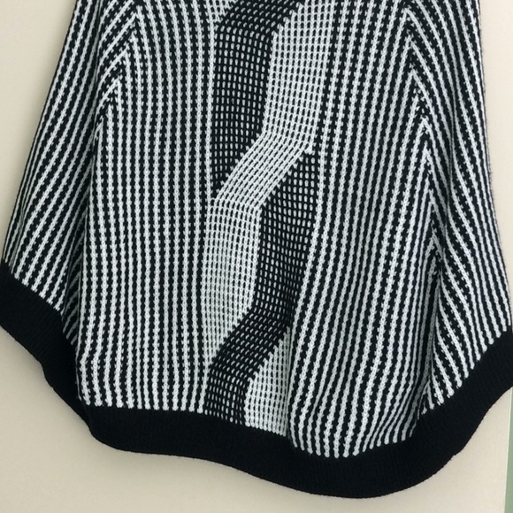 Beautiful brand new poncho - Picture 2 of 7